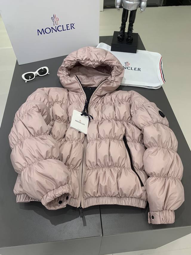 Moncler 2024 秋冬新款 超可爱 女人味 毛毛虫短款羽绒服，90%白鹅绒填充，高版本 颜色：藕粉色 黑色 尺码：012