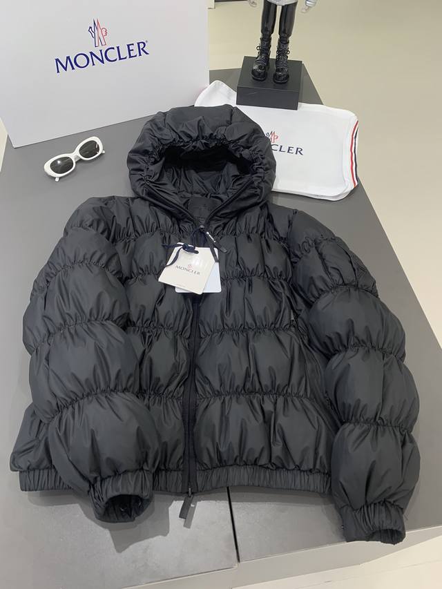 Moncler 2024 秋冬新款 超可爱 女人味 毛毛虫短款羽绒服，90%白鹅绒填充，高版本 颜色：藕粉色 黑色 尺码：012 - 点击图像关闭