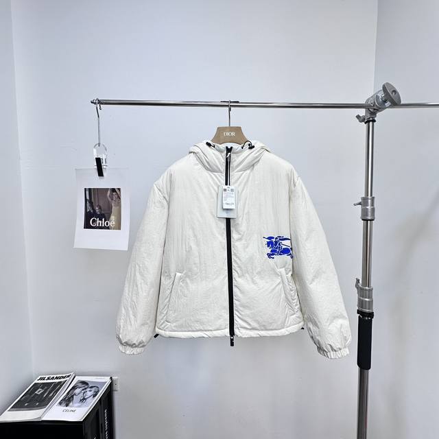 Burberry战马标识刺绣时尚休闲羽绒服连帽外套，这款来自b家的新款羽绒服属于天花板级别的存在，在保暖、时尚和品质方面都表现出色，无论您是追求时尚潮流还是注重