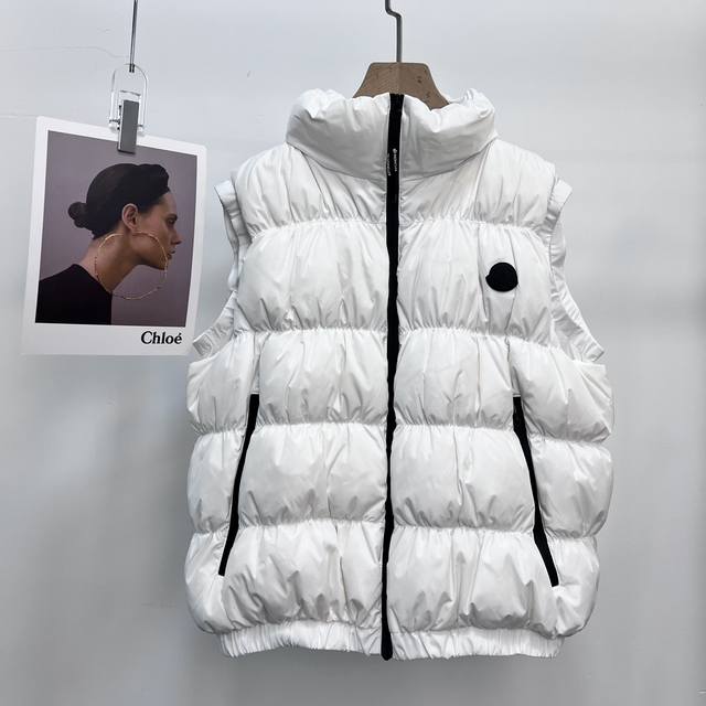 Moncler 2024Fw 女士秋冬新款羽绒背心，Apriate女士羽绒马甲饰有褶裥，焕新演绎柔美设计，这款羽绒马甲采用非常柔软的防钻绒面料制成，融合现代美学