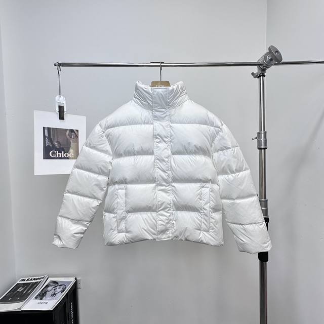 Balenciaga 巴黎世家哥特字母立领夹克羽绒服，秋冬保暖第一位的羽绒服外套，百搭黑白款，包容性满满的大廓形宽松版型，进入紧急保暖状态，今年过冬就靠它来撑场 - 点击图像关闭