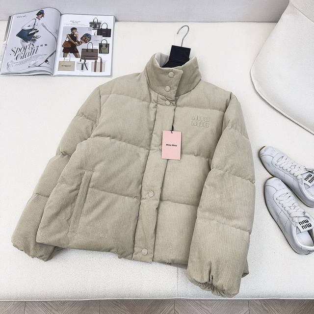 原单品质 Miu 24Ss 秋冬新品 灯芯绒小立领羽绒服 Yyds减轻少女风 立体剪裁h版型下摆抽绳调节设计时髦又帅气 定位字母logo印花 国标90白鹅绒填充