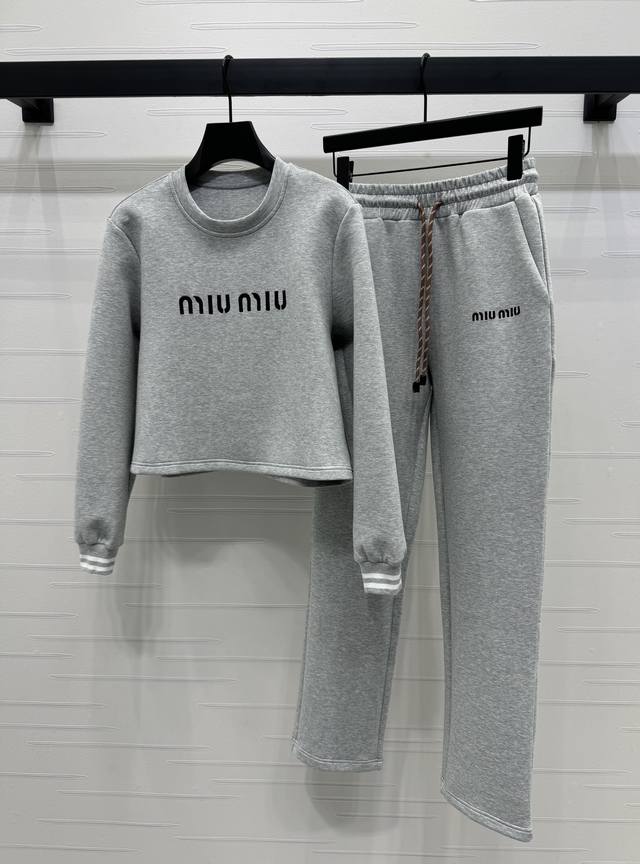 上新原单高端品质 Miumi*2024秋冬最新系列！休闲卫衣套装！短款套头卫衣搭配松紧腰长裤 ，打造显高显瘦的上身效果，高街帅气随性气质！胸前立体刺绣logo点