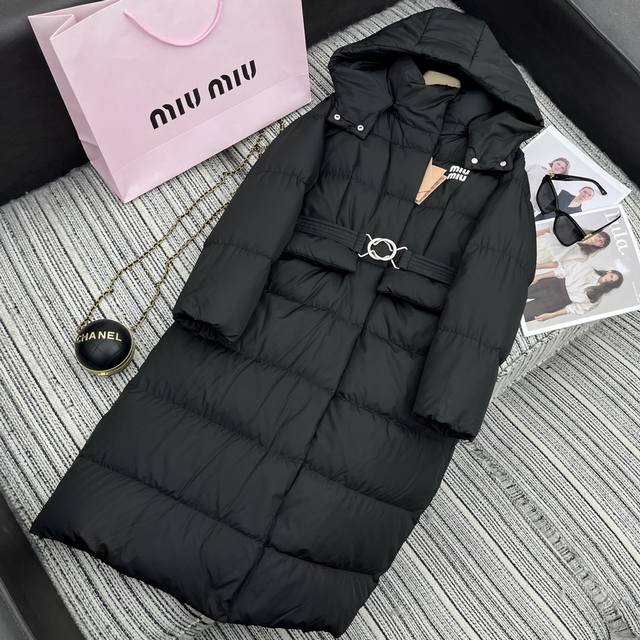 强烈推荐 24年早秋冬系列 Miu*新款连帽长款羽绒服外套 字母印花点缀 充绒量饱满 90白鹅绒填充 搭配定制腰带 两色sml