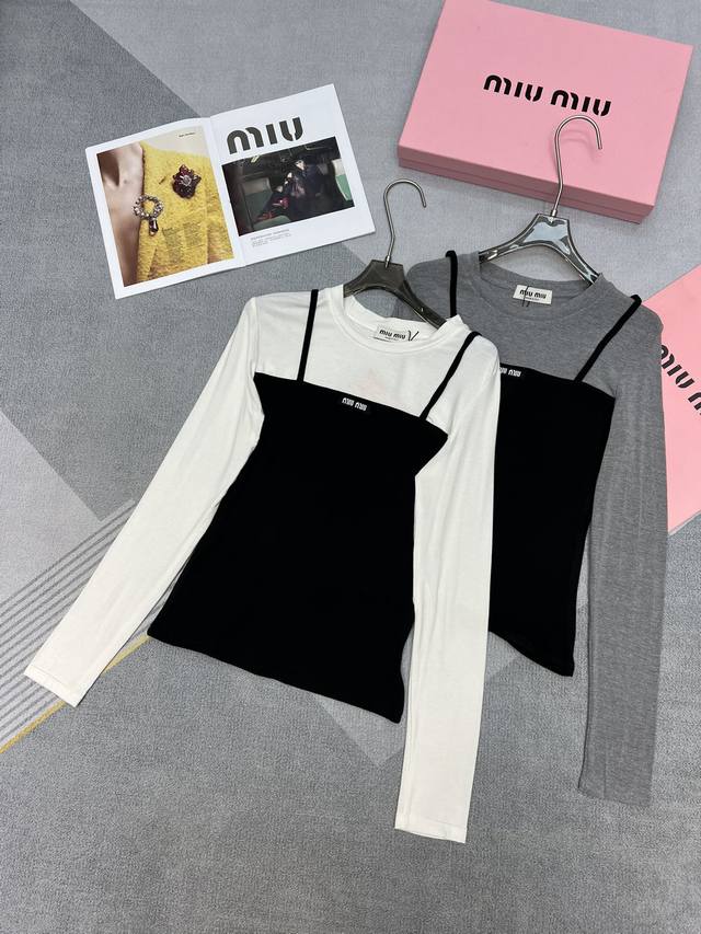 高品质 Miu Mi*｜24秋冬新品打底衫 独特的拼接收腰设计，火爆吸睛的可调节假两件套，白富美必入百搭神器 高弹力面料 包容性好 精致品牌贴标低调奢华 气质修