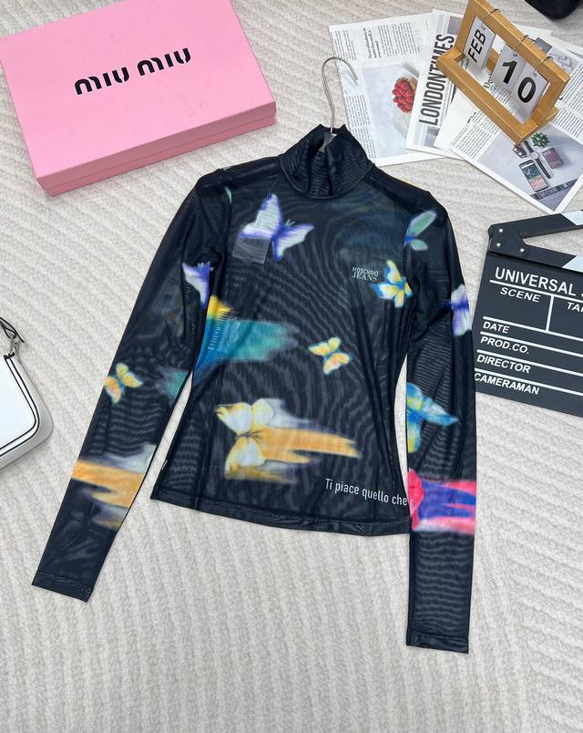 Moschino24Ss莫斯奇诺涂鸦网纱打底衫决绝子..、时髦辣妹必备神器单品！！整件采用定制的进口网纱面料 弹力十足 亲肤度极佳涂鸦的印花 特别特别重工之重哦