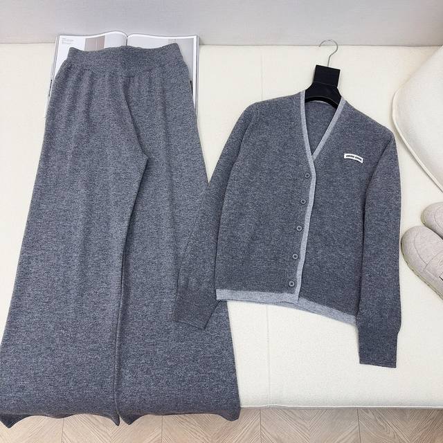 独家首发 Miu 24Ss 秋冬最新款慵懒风羊毛套装假两件v领针织开衫+直筒裤 百分百精纺羊毛纱线面料 简约大气慵懒版型 经久耐穿 保暖度和颜值却都在线～～最实 - 点击图像关闭