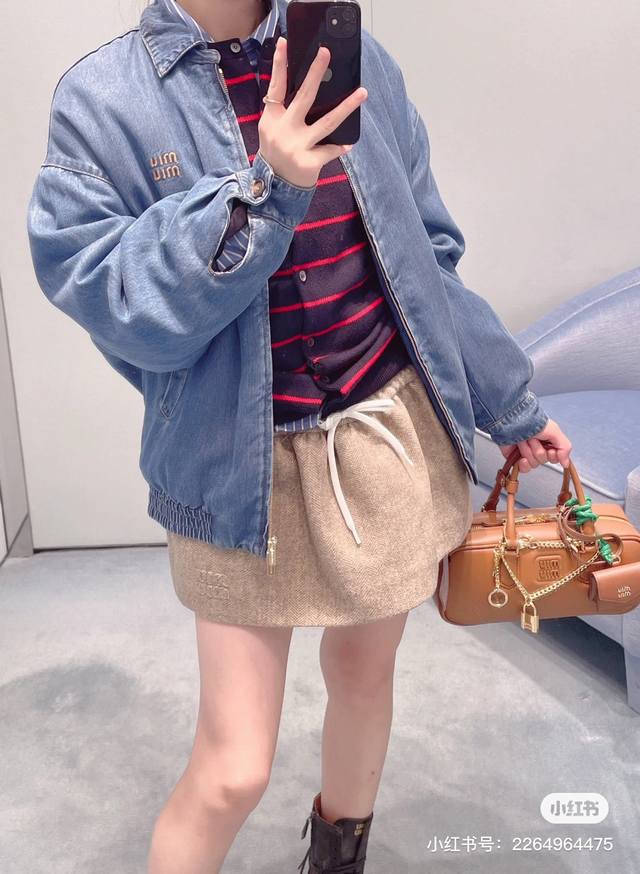 批miumiu复古牛仔蓝羽绒服外套 24秋冬新品复古原色蓝软牛仔羽绒服 怀旧复古风丹宁蓝软牛仔超级帅气保暖又时髦、可甜可盐气质减龄少女风百搭不挑人sml