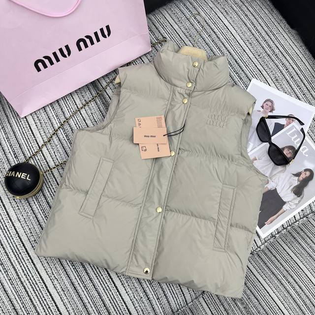 强烈推荐 24年早秋冬系列 Miu*新款立领羽绒服马甲外套 充绒量饱满 90白鹅绒填充 字母贴布绣点缀 高端品质 Yb1:1定制 3色sml