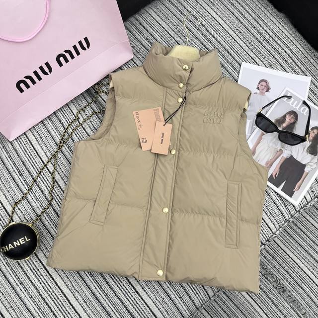 强烈推荐 24年早秋冬系列 Miu*新款立领羽绒服马甲外套 充绒量饱满 90白鹅绒填充 字母贴布绣点缀 高端品质 Yb1:1定制 3色sml