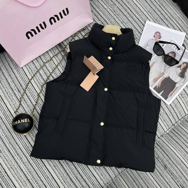 强烈推荐 24年早秋冬系列 Miu*新款立领羽绒服马甲外套 充绒量饱满 90白鹅绒填充 字母贴布绣点缀 高端品质 Yb1:1定制 3色sml