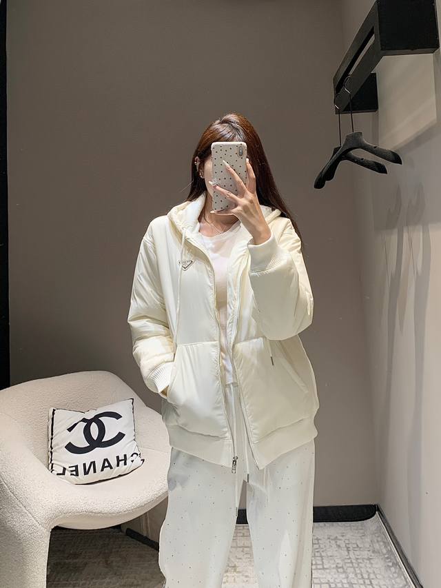 Prad* 24Fw秋冬新款 连帽三角标棉服外套丨独家高版出品！经典的尼龙材质，不仅耐磨抗皱，还超级轻便，仿佛云朵般拥抱着你，行走间都自带飘逸感～每一个颜色都超